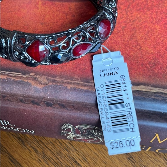 1928 Red and Black Filigree Bracelet - Picture 3 of 9